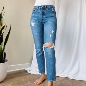 *SOLD* Levi's Wedgie Fit Jeans (24 - Medium Wash)